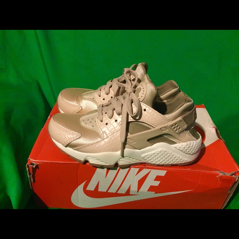 Nike Air Huarache Running Shoes - Picture 7 of 8
